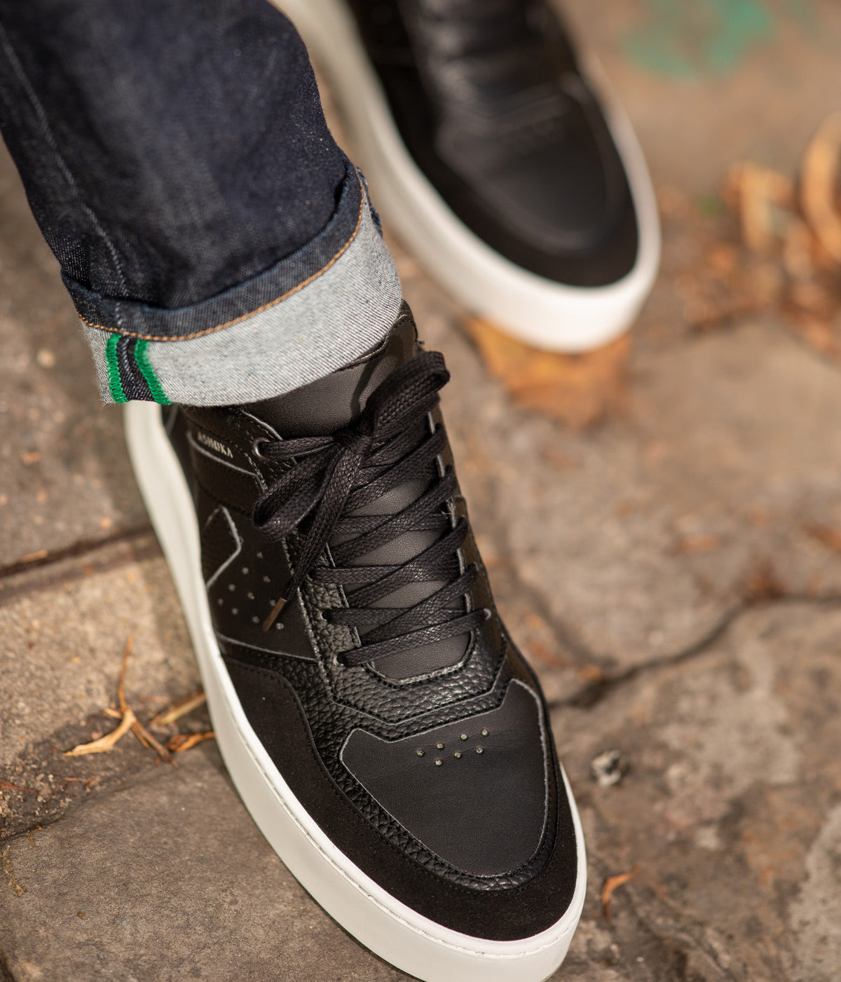 Chaussures vegan Matéo Basse Noires portées – sneakers durables au quotidien