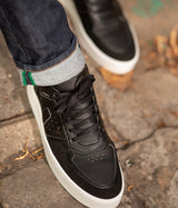 Chaussures vegan Matéo Basse Noires portées – sneakers durables au quotidien