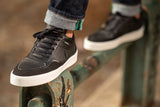 Sneakers vegan Matéo Basse Noires portées – baskets éthiques homme et femme