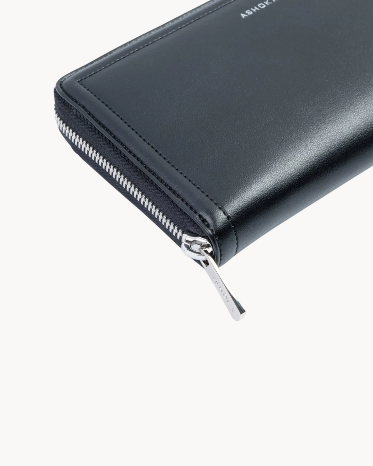 Compagnon Couture Ashoka Paris en Uppeal™ noir, vu de trois quarts