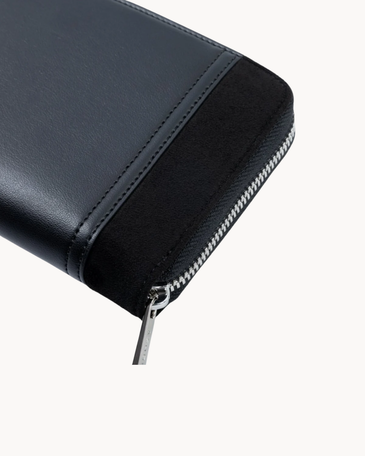 Compagnon Oxymore Ashoka Paris en Uppeal™ noir, vue rapprochée du passepoil