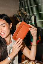 Compagnon Oxymore Camel Ashoka Paris, porte-monnaie et porte-cartes vegan en cuir éthique et cruelty-free