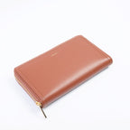 Portefeuille femme Uppeal™ camel, luxe responsable et praticité réunis dans une création parisienne.