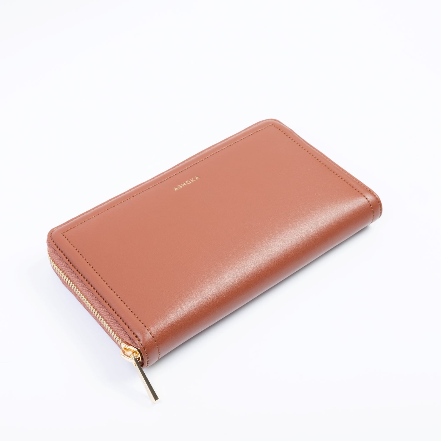 Portefeuille femme Uppeal™ camel, luxe responsable et praticité réunis dans une création parisienne.
