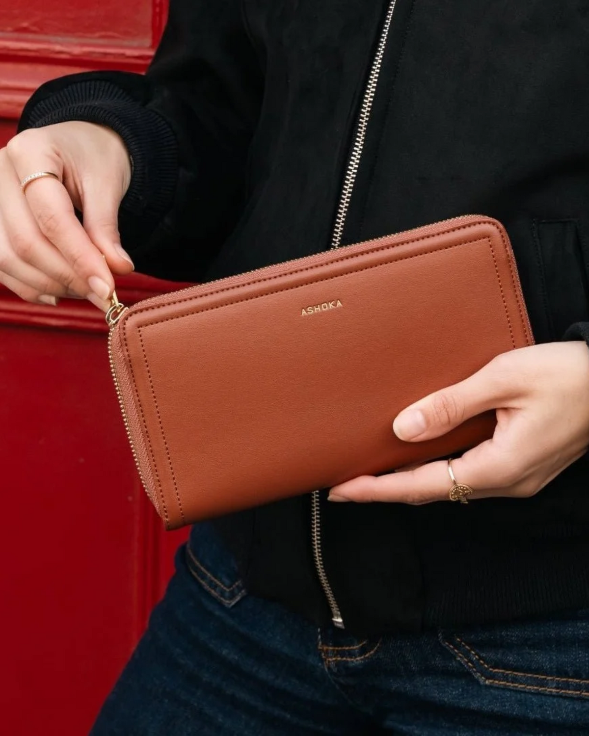 Compagnon Couture Ashoka Paris en Uppeal™ camel, tenu en main