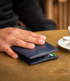 Portefeuille vegan Apple Skin homme bleu marine, sans cuir, Haute maroquinerie végane