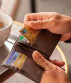 Détails portefeuille végétal Apple Skin homme chocolat, sans cuir éthique, écoresponsable et vegan