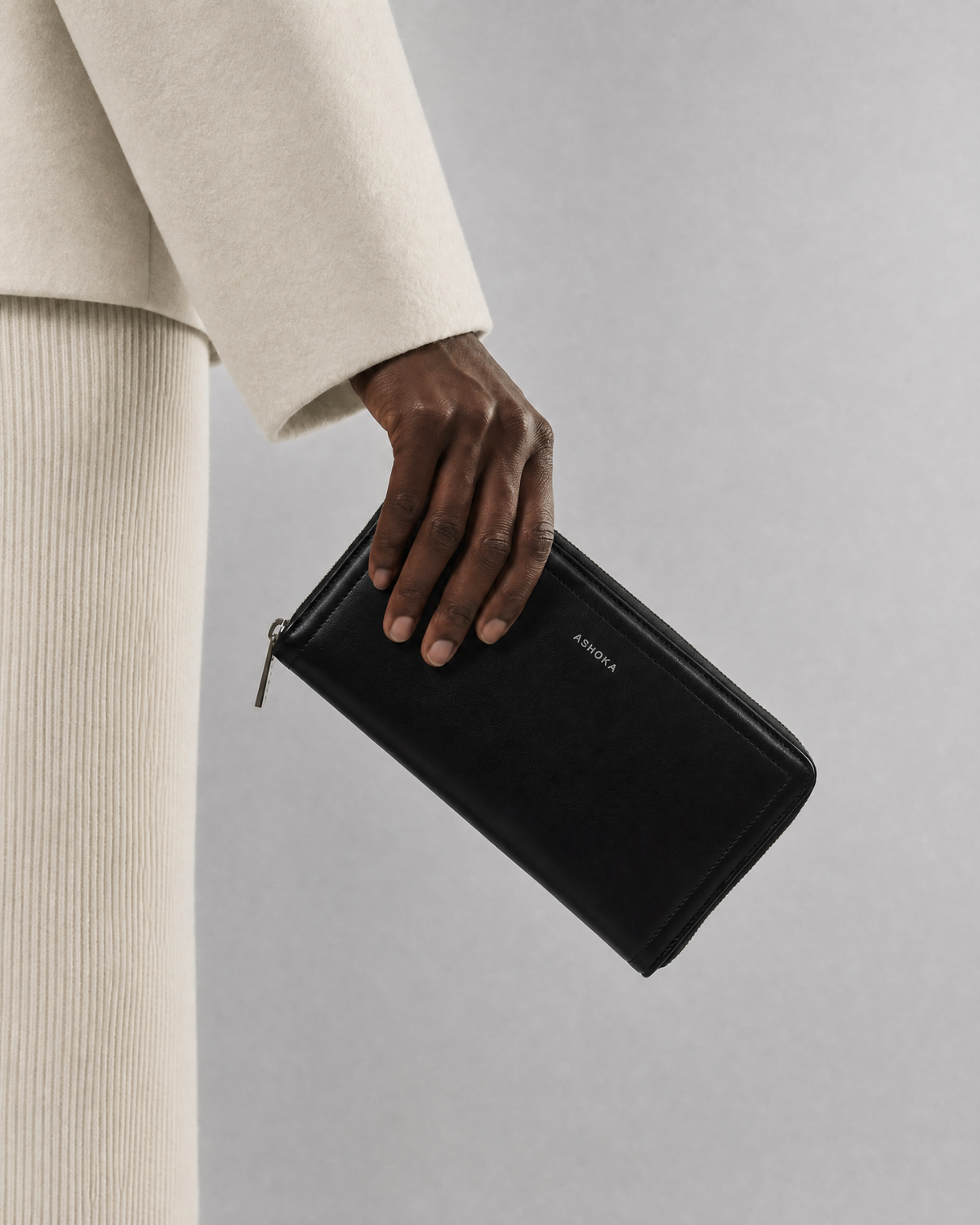Compagnon Couture Ashoka Paris en Uppeal™ noir, tenu en main