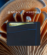 Grand porte-carte Mylo™️ bleu en mycélium, structure souterraine des champignons - éthique, écoresponsable, écologique, durable et sans cruauté