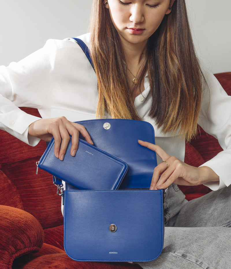 Sac vegan Brigitte Couture Apple Skin lisse bleu électrique, haute maroquinerie végane