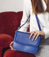 Sac vegan Brigitte Couture Apple Skin lisse bleu électrique, haute maroquinerie végane