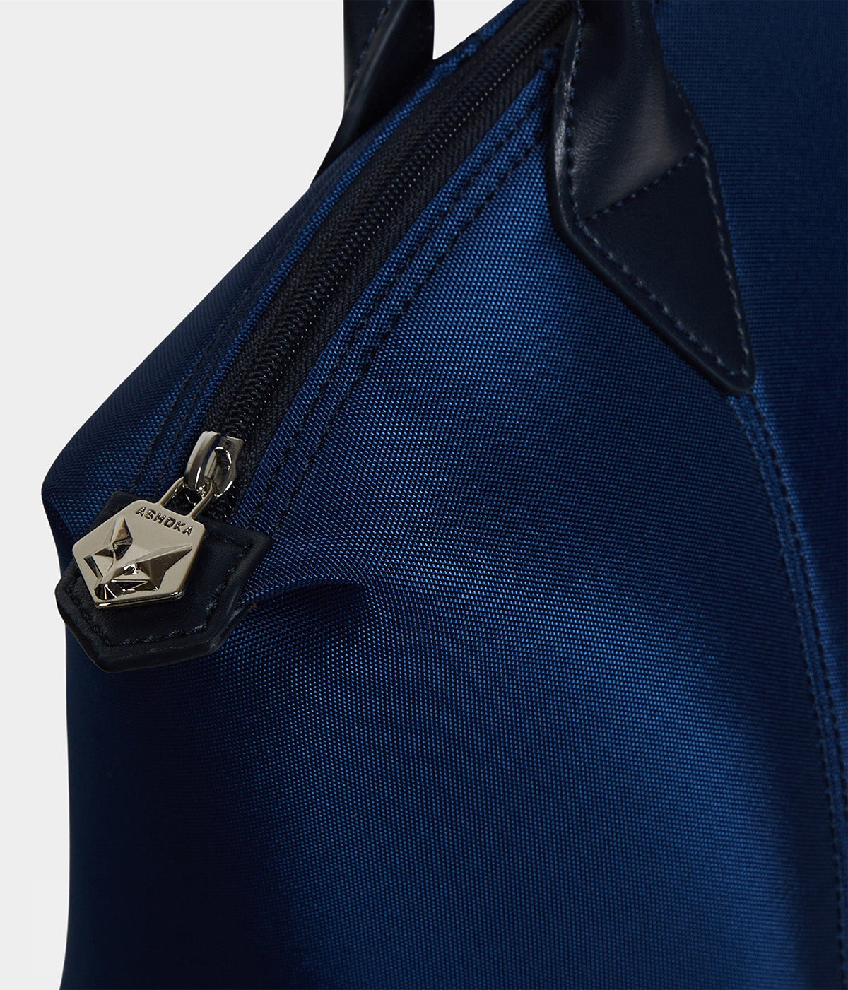 Sac vegan pour femme Journey Kromatik Apple Skin et Nylon recyclé bleu marine, sans cuir, éthique, écoresponsable, écologique, recyclé et sans cruauté
