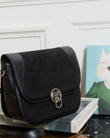Sac à main Marilyn Apple Skin et simili daim noir, sans cuir, éthique, écoresponsable, écologique, recyclé et sans cruauté.