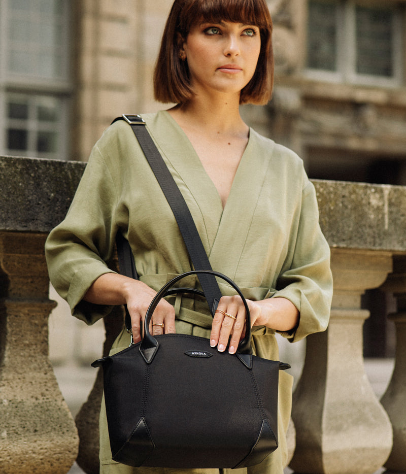 Sac à main vegan pour femme Pretty Apple Skin et Nylon recyclé noir sans cuir, éthique, écoresponsable, écologique, recyclé et sans cruauté