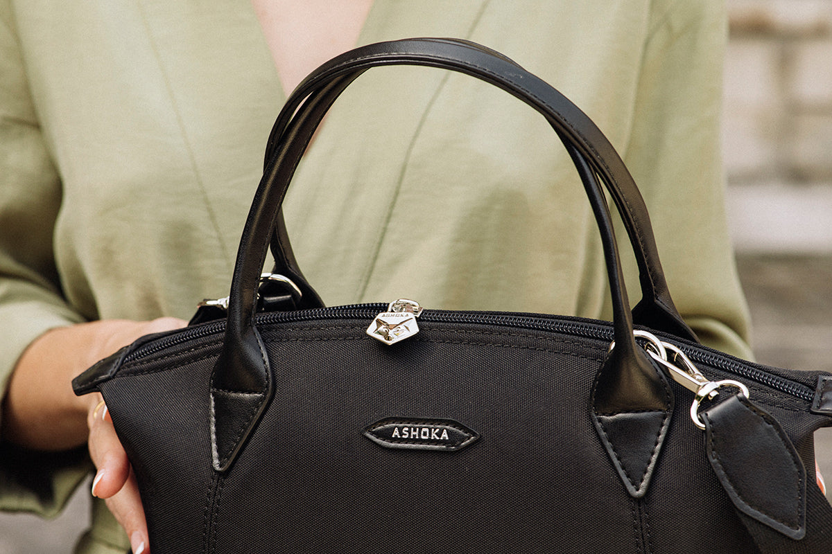 Sac à main vegan pour femme Pretty Apple Skin et Nylon recyclé noir sans cuir, éthique, écoresponsable, écologique, recyclé et sans cruauté