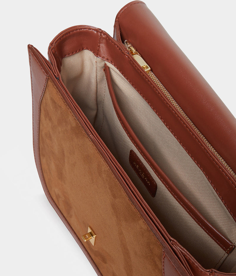 Sac Marilyn Apple Skin et simili daim camel, sans cuir, éthique, écoresponsable, écologique, recyclé et sans cruauté.