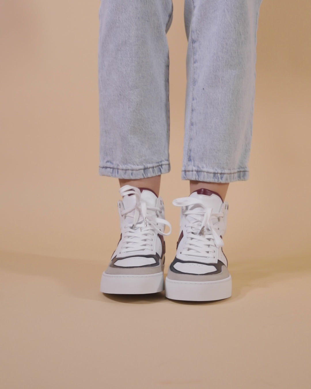 Sneaker vegan Matéo Montante Bordeaux & Marine portées – baskets mode responsable