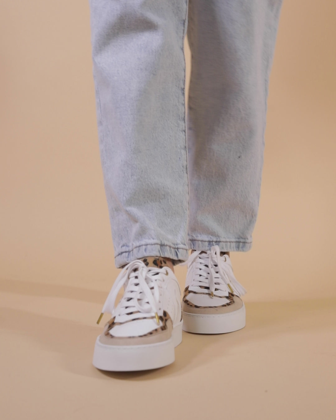 Sneakers vegan Matéo Basse Léopard portées – chaussures durables pour femme et homme