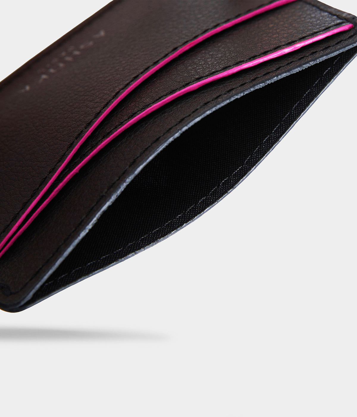 Porte-carte Mylo™️ rose en mycélium, structure souterraine des champignons - éthique, écoresponsable, écologique, durable et sans cruauté