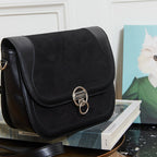 Sac à main Marilyn Apple Skin et simili daim noir, sans cuir, éthique, écoresponsable, écologique, recyclé et sans cruauté.