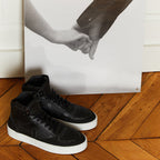 Sneakers vegan Matéo Montante Noires – baskets éthiques posées en intérieur