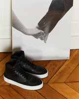 Sneakers vegan Matéo Montante Noires – baskets éthiques posées en intérieur