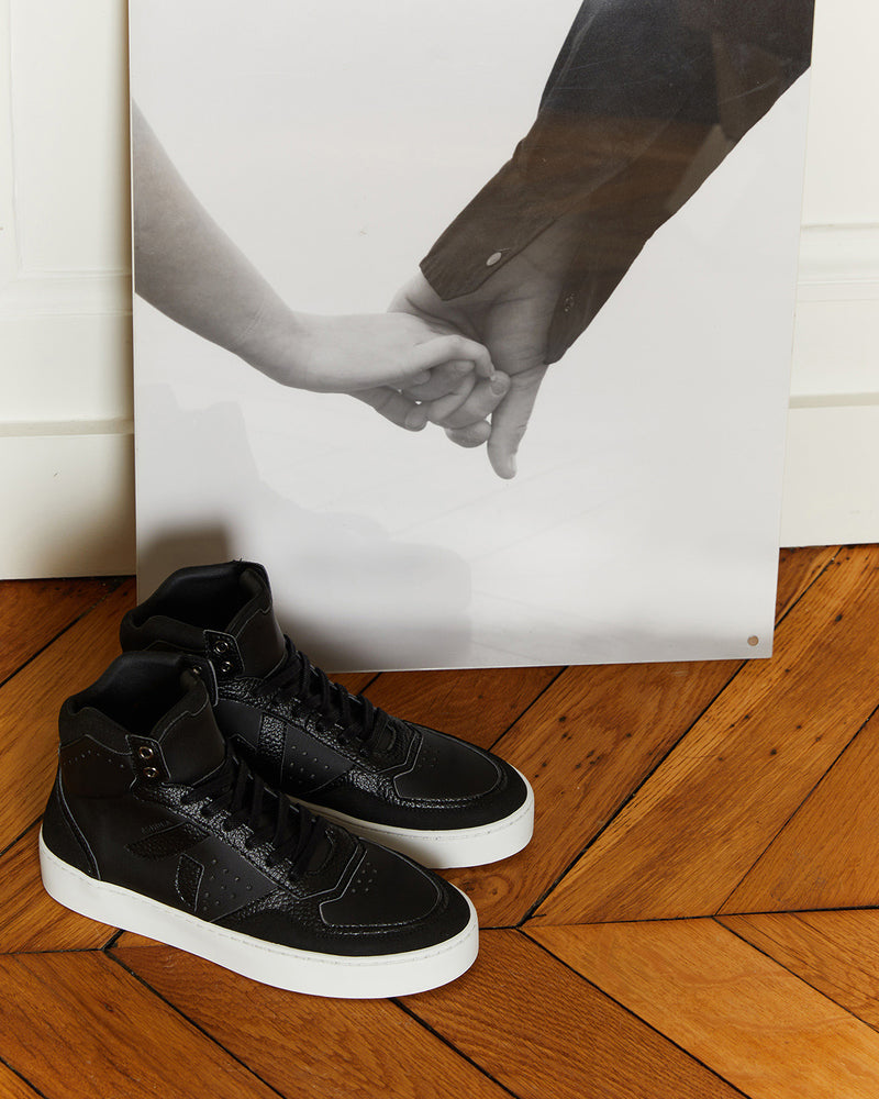 Sneakers vegan Matéo Montante Noires – baskets éthiques posées en intérieur