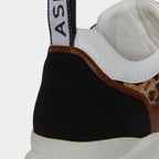 Chaussure vegan Lewis Léopard – détail logo Ashoka Paris au talon