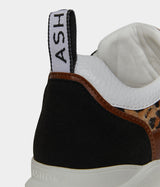 Chaussure vegan Lewis Léopard – détail logo Ashoka Paris au talon