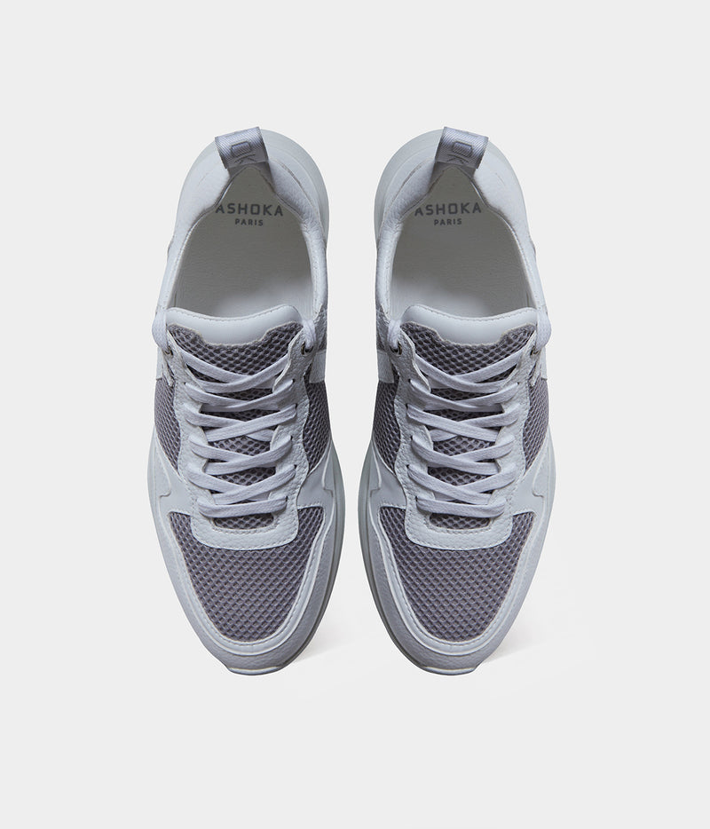 Sneakers vegan Lewis Blanches – vue du dessus avec laçage ergonomique