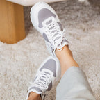 Sneakers vegan Lewis Blanches portées – baskets running durables au quotidien