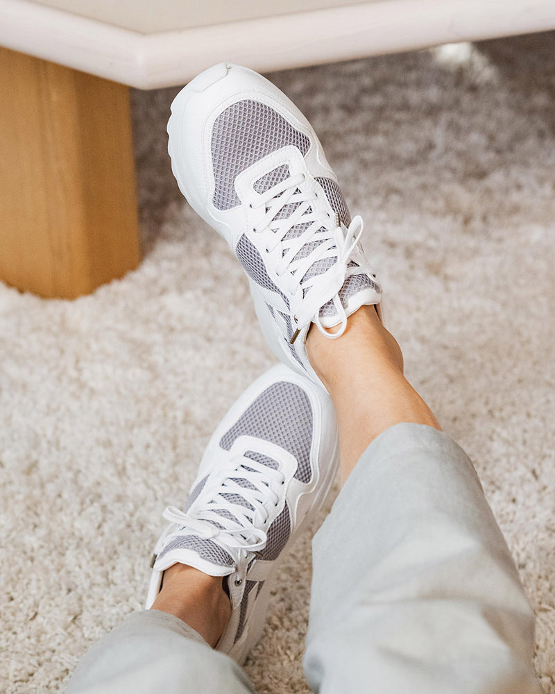 Sneakers vegan Lewis Blanches portées – baskets running durables au quotidien