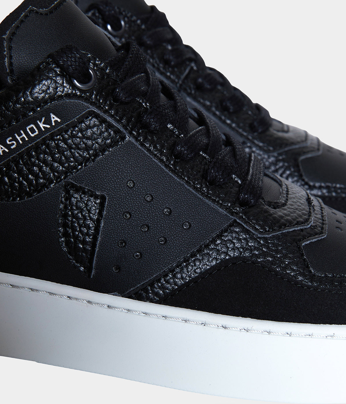 Chaussure vegan Matéo Basse Noire – détail cuir de pomme Uppeal™ et matières recyclées