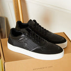 Sneakers vegan Matéo Basse Noires – baskets posées sur boîte Ashoka Paris