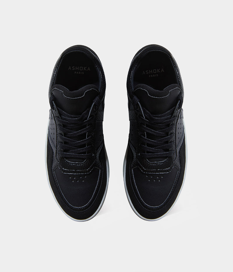 Sneakers vegan Matéo Basse Noires – vue du dessus avec laçage ergonomique