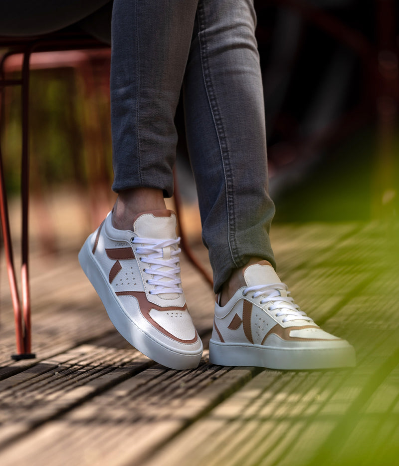 Chaussures vegan Matéo Basse Nude portées – sneakers durables pour femme et homme