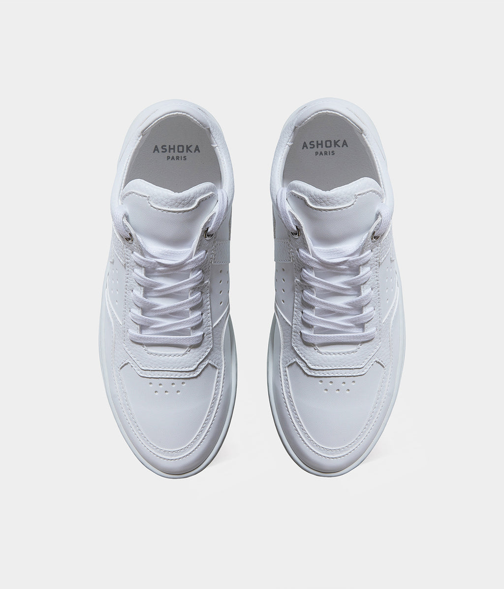 Sneakers vegan Matéo Basse Blanches – vue du dessus avec laçage ergonomique