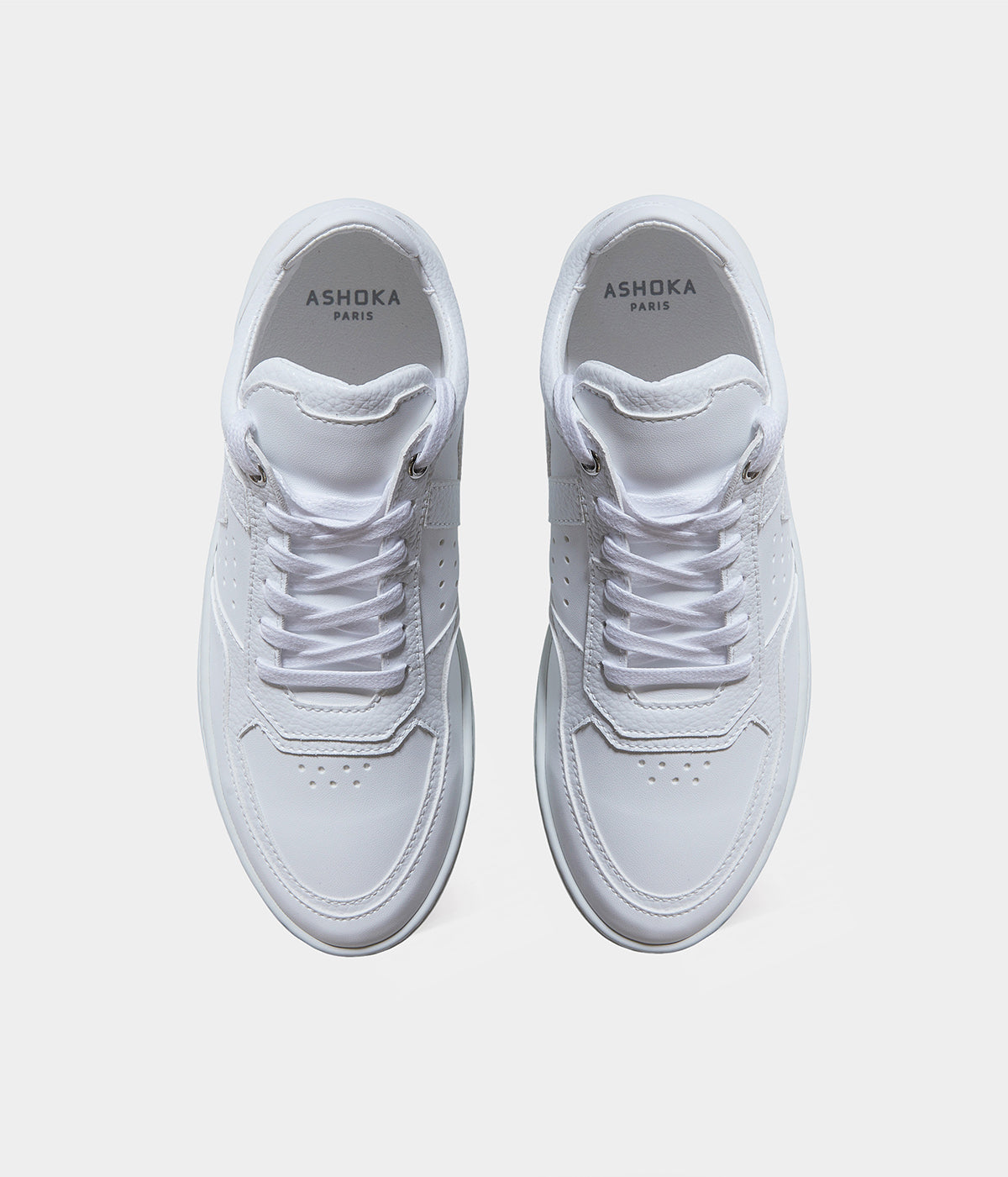 Sneakers vegan Matéo Basse Blanches – vue du dessus avec laçage ergonomique