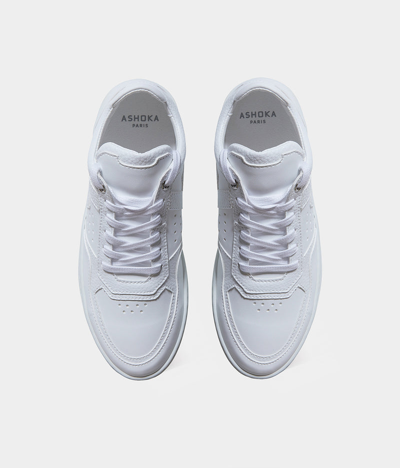 Sneakers vegan Matéo Basse Blanches – vue du dessus avec laçage ergonomique